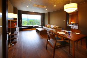 箱根Hakone Fontaine Bleau Sengokutei的客厅配有餐桌和沙发