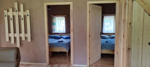 阿尼克什奇艾Sodyba Žaliasis slėnis Anykščiuose的带2扇窗户的客房内的2张床