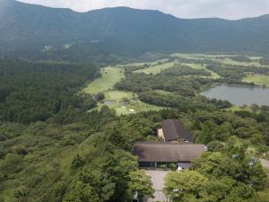 箱根Hakone Fontaine Bleau Sengokutei的享有房子、湖泊和山脉的空中景致