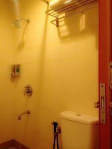 雅加达旁里玛博里1号阿玛里斯酒店的浴室设有淋浴和卫生间。