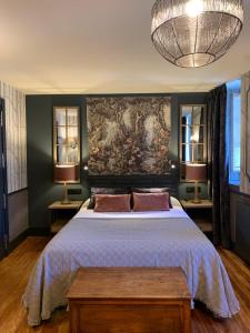 萨连特加列戈Hotel Boutique Balaitus的卧室配有一张大床,墙上挂有绘画作品