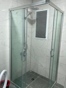 米拉斯Sahil Aparts - Güllük的浴室里设有玻璃门淋浴