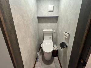 KatakaiBeringei House - Vacation STAY 60439v的一间小浴室,在摊位设有厕所