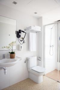 略夫雷加特河畔奥斯皮塔莱特奥拉公园菲拉BCN公寓的白色的浴室设有卫生间和水槽。