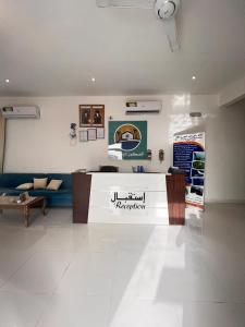 阿尔哈德السكون لبيوت الضيافة و شاليه AL Sukun For Guest Houses & Chalet的一间设有一张沙发和一个柜台的商店的房间