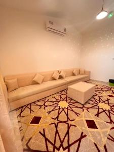 阿尔哈德السكون لبيوت الضيافة و شاليه AL Sukun For Guest Houses & Chalet的带沙发和地毯的客厅