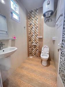 阿尔哈德السكون لبيوت الضيافة و شاليه AL Sukun For Guest Houses & Chalet的浴室配有白色卫生间和盥洗盆。