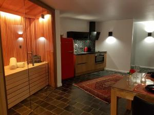 杜柏Ocove的厨房配有红色冰箱和桌子