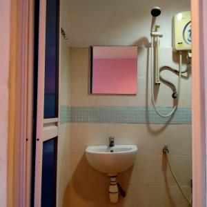 莎阿南1st Inn Hotel Glenmarie的一间带水槽和淋浴的浴室