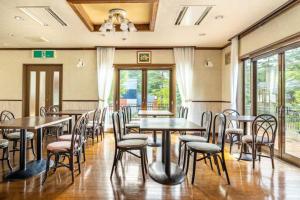白马村白马第七天堂酒店的用餐室设有桌椅和窗户。