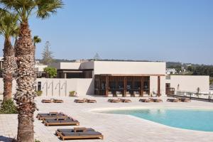 罗德岛卡利地亚Elissa Adults-Only Lifestyle Beach Resort的一座带游泳池和度假村的酒店