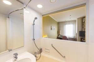 武藏野Kichijoji Excel Hotel Tokyu的一间带水槽和镜子的浴室