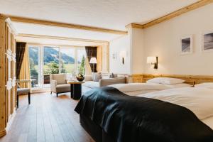 格施塔德艾米塔格健康Spa酒店的酒店客房带两张床和一个客厅