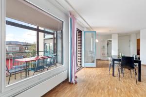 苏黎世Spacious Central Apartments HOTING的客房设有带桌椅的阳台。
