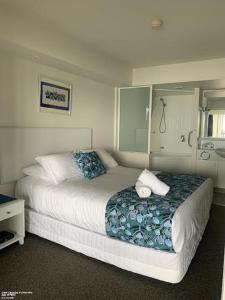 卡伦德拉Just Perfect Apartment with Ocean Views的一间卧室配有一张带蓝白色床单的大床