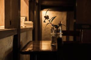 Tamba-sasayamaOito 美しい街並みに佇む喫茶と宿的花瓶,放在桌子上