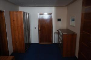 萨拉热窝Hotel Brass的一间设有两个木制橱柜和一扇门的房间