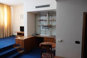 萨拉热窝Hotel Brass的办公室,办公室里配有桌子和椅子