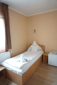 克卢日-纳波卡Pensiunea Elias的酒店客房,配有带毛巾的床