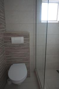 克卢日-纳波卡Pensiunea Elias的一间带卫生间和淋浴的浴室以及窗户。