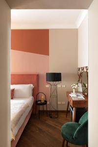 罗马加拉提精品酒店 的一间卧室配有一张床、一张桌子和一张书桌