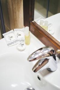 布加勒斯特巴里奥别墅公寓的浴室水槽设有水龙头和镜子