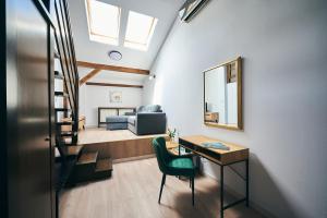 布加勒斯特巴里奥别墅公寓的一个带书桌和镜子的家庭办公室