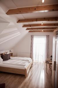 加姆利茨Bio Weingut Matthias Schnabl的一间卧室设有一张大床和一个大窗户