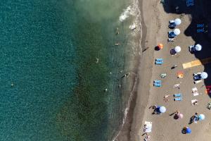 阿坎提拉德洛斯基SANTANA Holidays by Sunkeyrents的海滩上的人与遮阳伞景