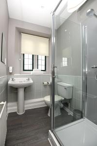 布里斯托Fox & Goose, Barrow Gurney by Marston's Inns的浴室配有卫生间、盥洗盆和淋浴。