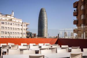 巴塞罗那呃班尼巴塞罗那旅馆的屋顶上一组白色的桌椅