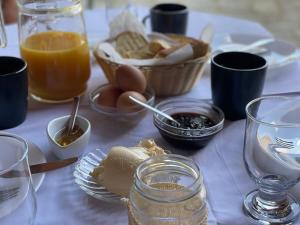 奥吉欧司吉玛洛斯Traditional Guesthouse Vrigiis的餐桌上放有食物和橙汁的盘子