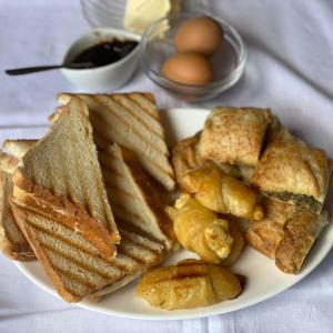 奥吉欧司吉玛洛斯Traditional Guesthouse Vrigiis的桌上一盘食物,包括面包和鸡蛋