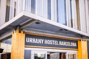 巴塞罗那呃班尼巴塞罗那旅馆的带有读大学医院窃听标志的建筑物