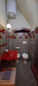 奥里亚Ambrosia Bed & Breakfast的浴室设有两个卫生间和红色水槽