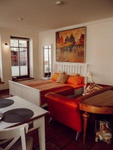 吕讷堡Backsteinparadies的一间卧室配有一张床、一张沙发和一张桌子
