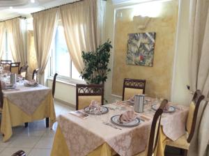 吉泽里亚克里达酒店及餐厅的一间带2张桌子和椅子的用餐室