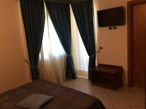 吉泽里亚克里达酒店及餐厅的一间卧室配有一张床和一台电视。