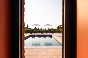 TsinandaliTsinandali Estate Villa Collection的透过门可欣赏到游泳池的景色