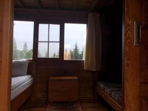 艾德亚耶拉西Kardelen Bungalov Evleri̇的小房间设有窗户和沙发