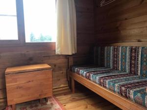 艾德亚耶拉西Kardelen Bungalov Evleri̇的小木屋设有长凳和窗户