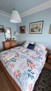 赫维兹Farkas apartman的一间卧室配有一张带花卉床罩的床