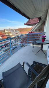 赫维兹Farkas apartman的设有一个配有桌椅并享有美景的阳台。