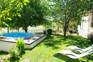 CampsegretLa Petite Maison的一个带游泳池和一些椅子的庭院