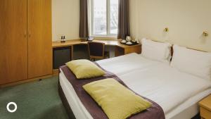 雷克雅未克Center Hotels Skjaldbreid的酒店客房配有一张带书桌的床和一张书桌