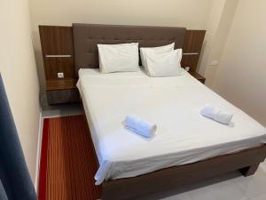 利兹扬Hotel Livadic & Restaurant的床上有2个枕头