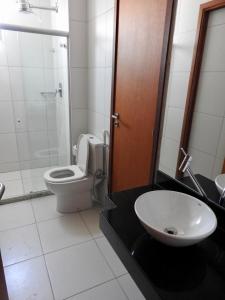 拉巴拉德纳圣米格尔Apartamento excelente e espaçoso no Iloa Residence的浴室配有白色卫生间和盥洗盆。
