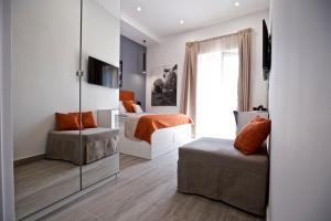 那不勒斯Scugnizzo Apartment Luxury Home的一间卧室配有一张床、一把椅子和镜子