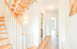 苏索Seewolke 10的白色的楼梯,有白色的墙壁和木地板
