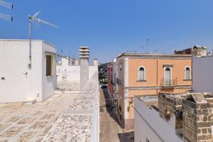 马蒂诺Casa Mazzini的从建筑物屋顶上可欣赏到风景